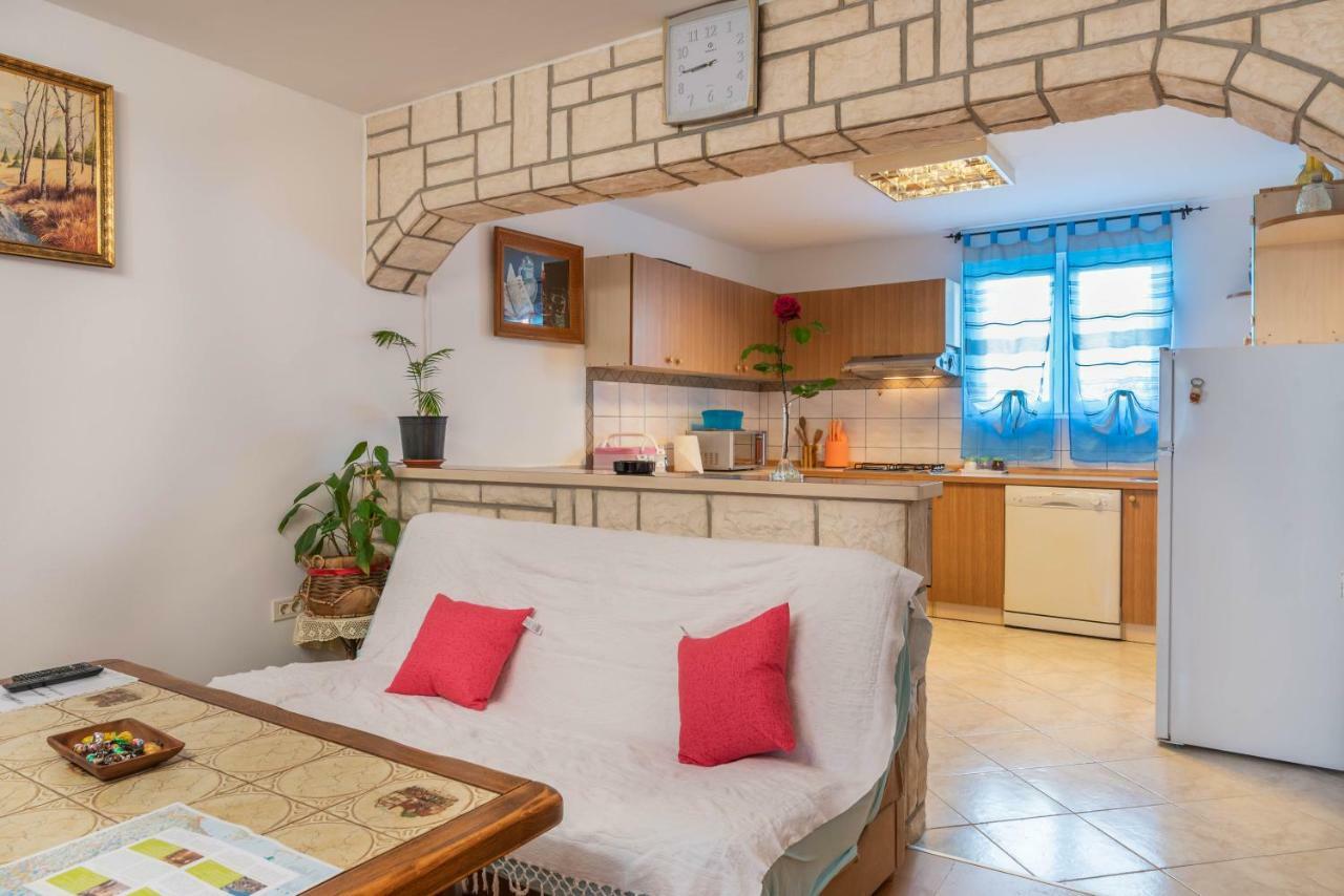 Nostress Apartment Пула Екстериор снимка