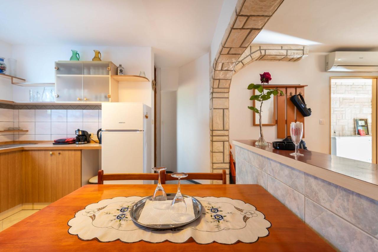 Nostress Apartment Пула Екстериор снимка